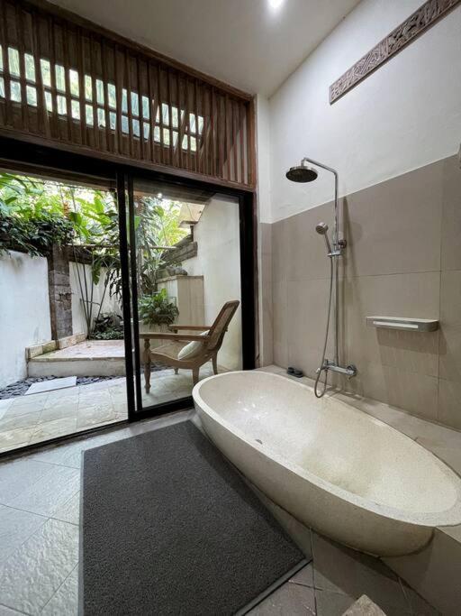 Villa Bali's Paradise Charm At Centre *